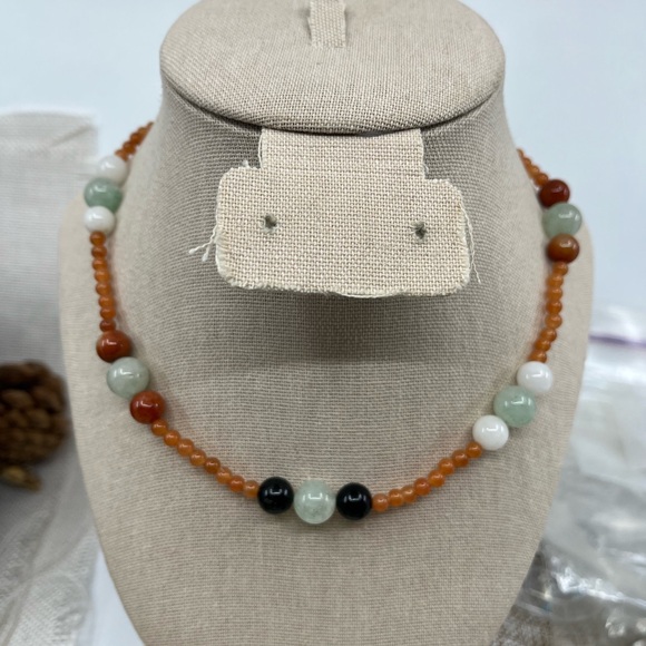 Vintage 14K Beaded Necklace Featuring Jade, Carnelian, and White Stones - Picture 3 of 17